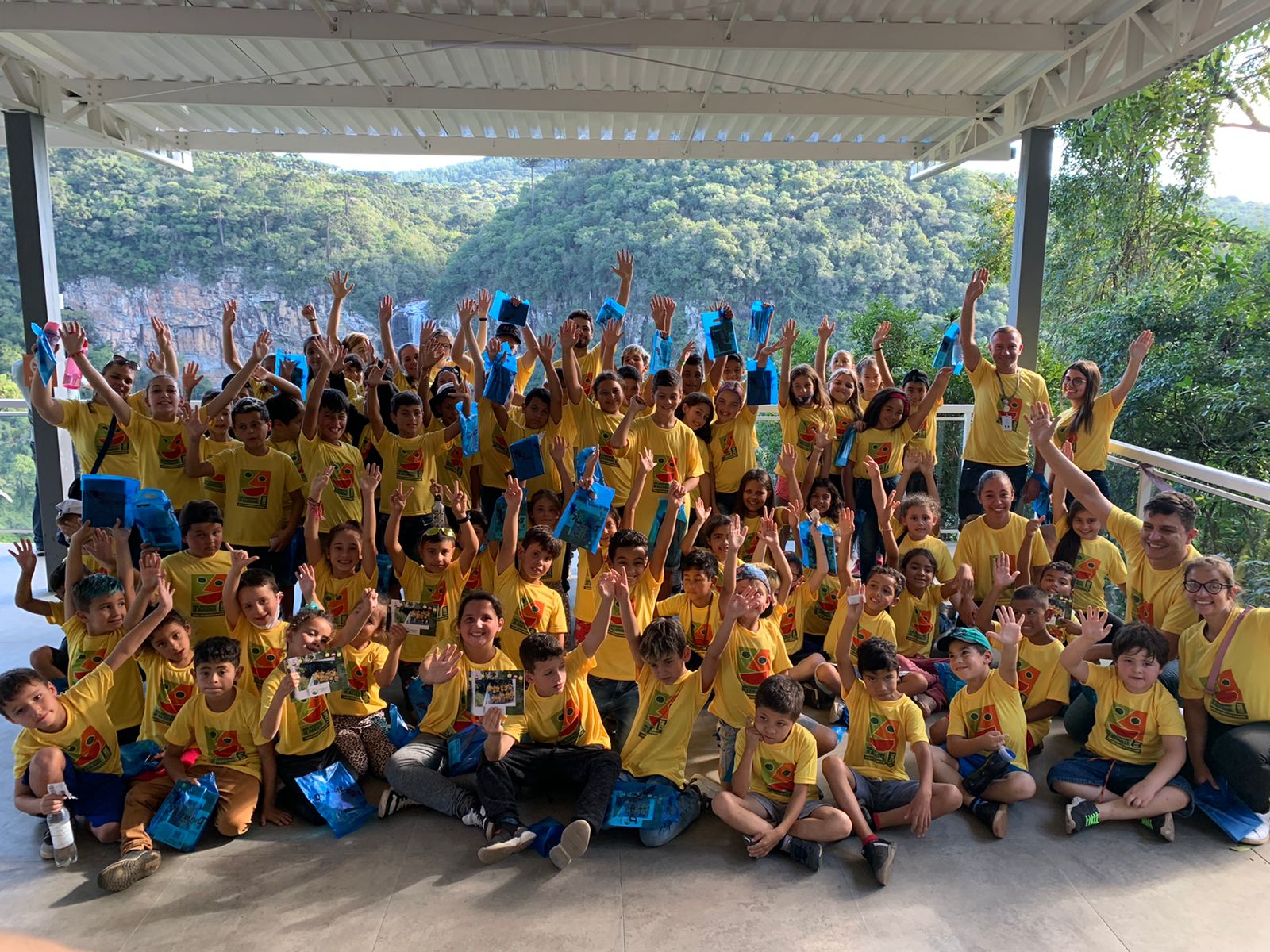 Bondinhos Aéreos recebe 180 crianças no Dia Nacional da Alegria